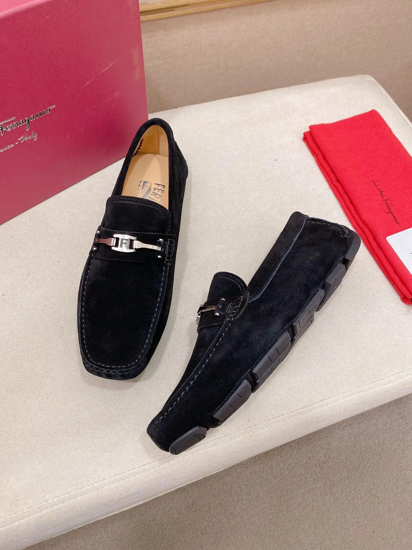 Factory price: 540💰High-end quality! Ferragamo🆕🆕Exclusive hot-selling products in stock🔥🔥New products on the shelves, high-quality Ferragamo men's pea shoes, high-end casual driving shoes, with complete packaging! 💪 💪 Material: imported suede cowhide 🐂 + imported high-quality water-dyed cowhide lining + wear-resistant outsole 👍🏻👍🏻 Features: high-end and comfortable, purely handmade 🚀 🚀 Create the perfect shoe that suits you best 🔥 🔥 Size: (38-44) 45 standard size can be customized!